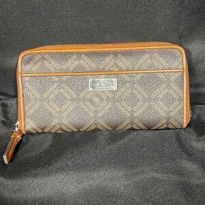 𝅺LIZ&CO. Brown design zipper wallet, 7.75" Wth, 4" Ht, 1.25 Dth